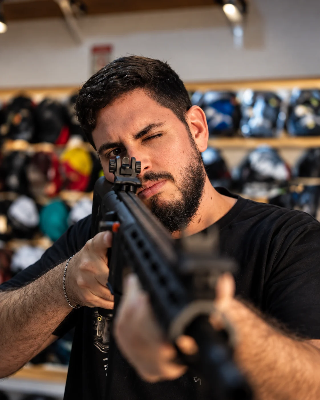 Pessoa com equipamento de caça