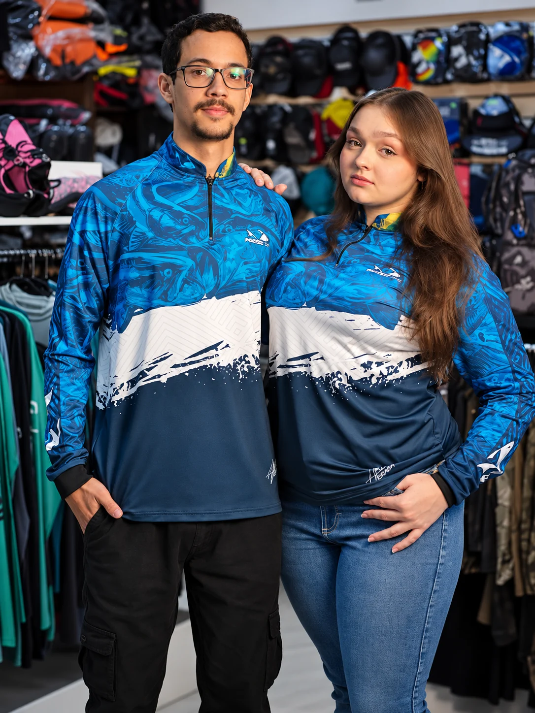 Duas pessoas com roupas de pesca